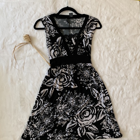 🌺 2 for $23🌺 Black and White Floral Sleeveless Mini Dress - Picture 1 of 9
